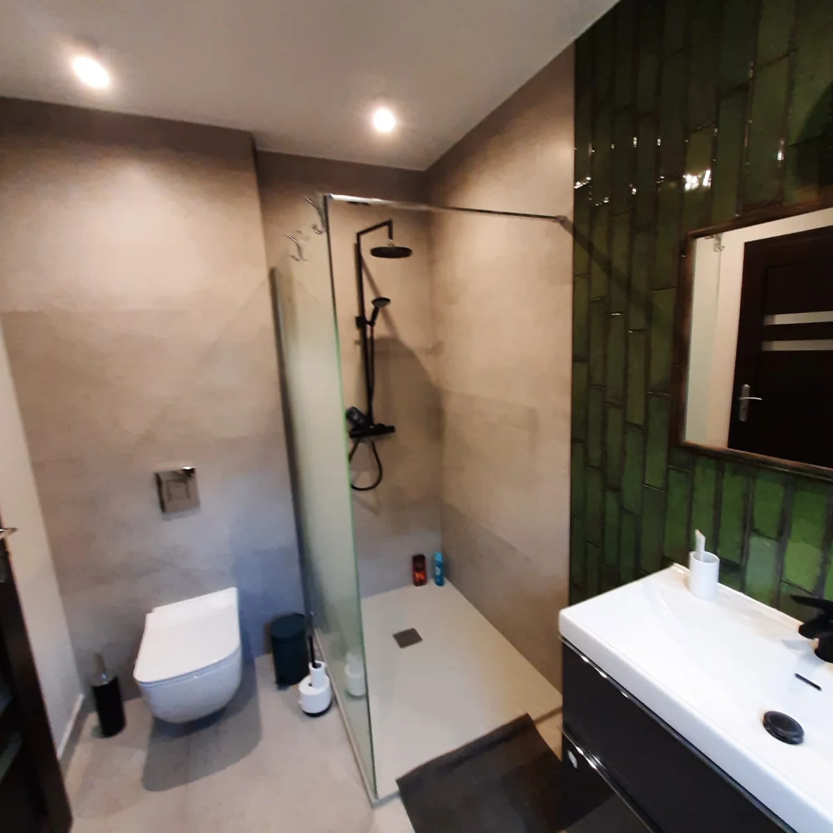 Nowoczesna łazienka z zielonymi płytkami bambusowymi i czarną armaturą